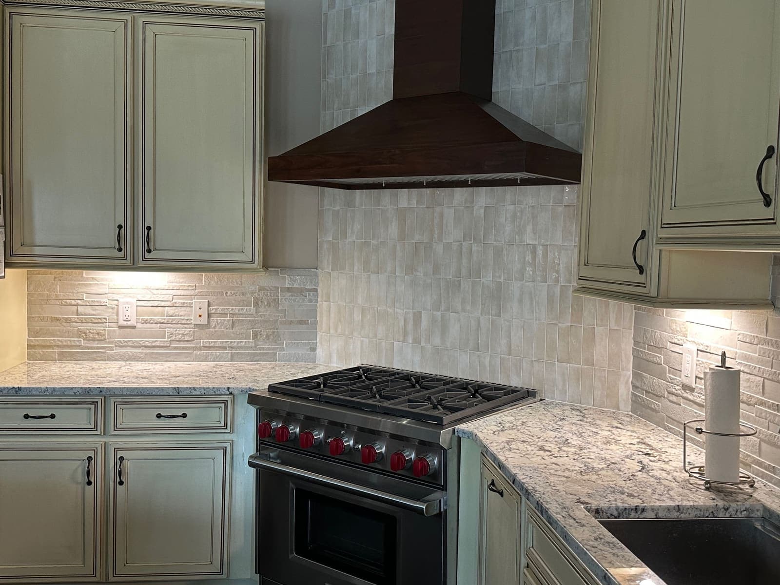 after photo of the Kitchen range hood and backsplash remodel